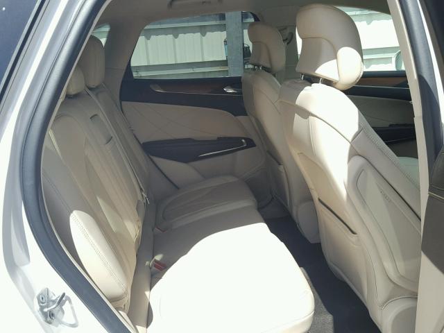 5LMCJ2C95HUL31038 - 2017 LINCOLN MKC SELECT WHITE photo 6