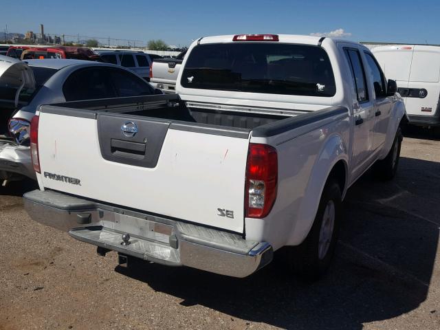 1N6AD07U66C407181 - 2006 NISSAN FRONTIER C WHITE photo 4