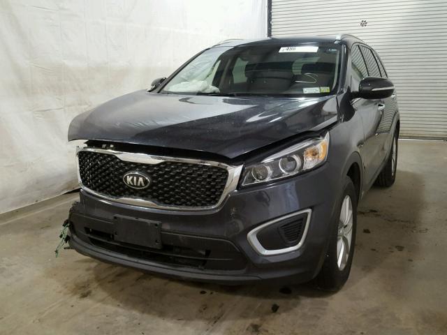 5XYPGDA32JG409333 - 2018 KIA SORENTO LX GRAY photo 2