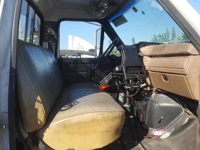 1FDXK74P2PVA00454 - 1993 FORD F700 F WHITE photo 5