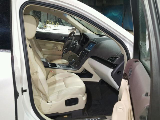 2LMHJ5ATXHBL01133 - 2017 LINCOLN MKT WHITE photo 5