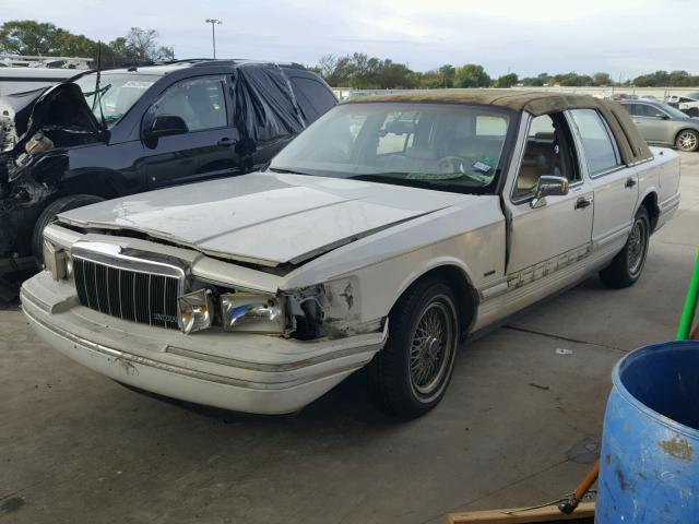 1LNLM82W5NY748765 - 1992 LINCOLN TOWN CAR S WHITE photo 2