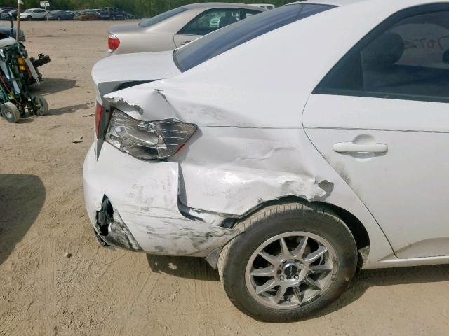 KNAFU4A21A5827559 - 2010 KIA FORTE EX WHITE photo 9