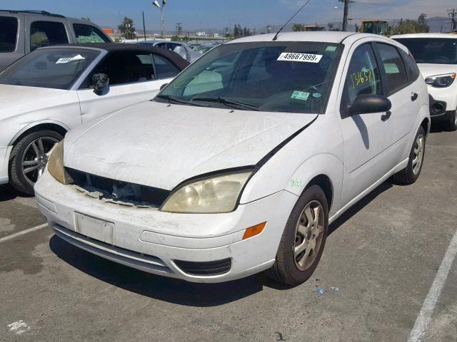 3FAFP37N25R128245 - 2005 FORD FOCUS ZX5 WHITE photo 2