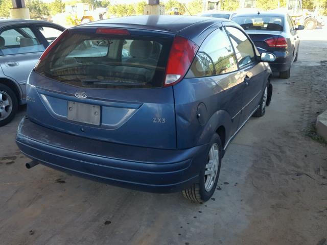 3FAFP3134YR125746 - 2000 FORD FOCUS ZX3 BLUE photo 4