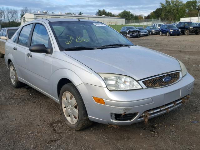 1FAFP34N06W194909 - 2006 FORD FOCUS ZX4 SILVER photo 1