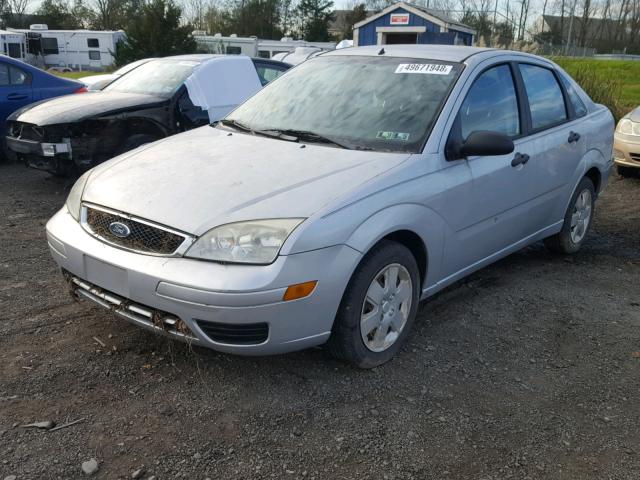 1FAFP34N06W194909 - 2006 FORD FOCUS ZX4 SILVER photo 2