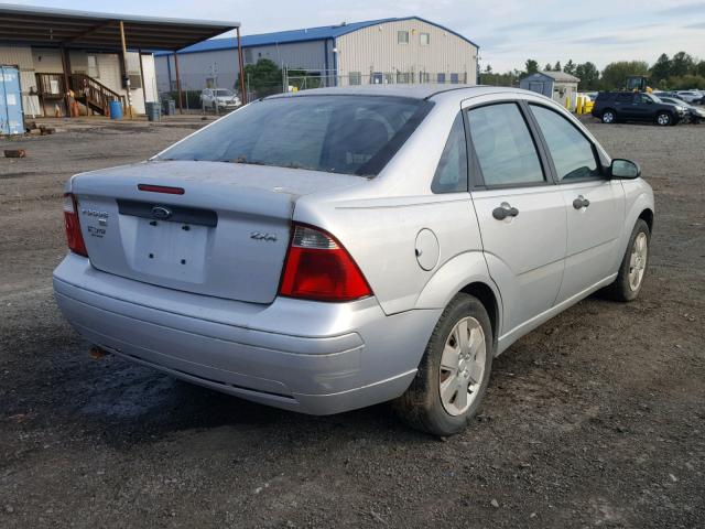 1FAFP34N06W194909 - 2006 FORD FOCUS ZX4 SILVER photo 4