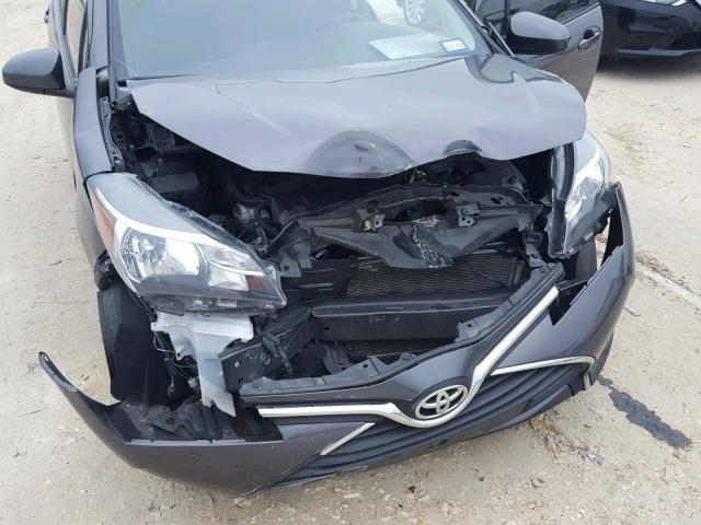 VNKKTUD37HA076582 - 2017 TOYOTA YARIS L GRAY photo 9