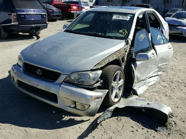 JTHBD192520054063 - 2002 LEXUS IS 300 SILVER photo 2