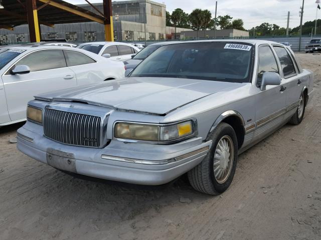 1LNLM82W4TY666328 - 1996 LINCOLN TOWN CAR S SILVER photo 2