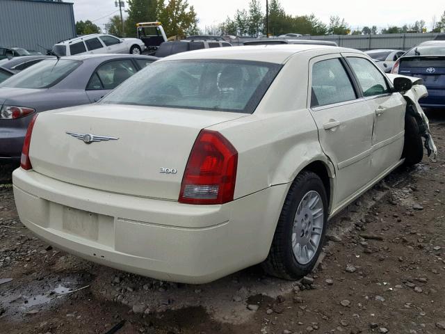 2C3JA43R75H185111 - 2005 CHRYSLER 300 WHITE photo 4