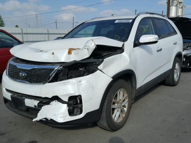 5XYKT4A70FG638643 - 2015 KIA SORENTO LX WHITE photo 2