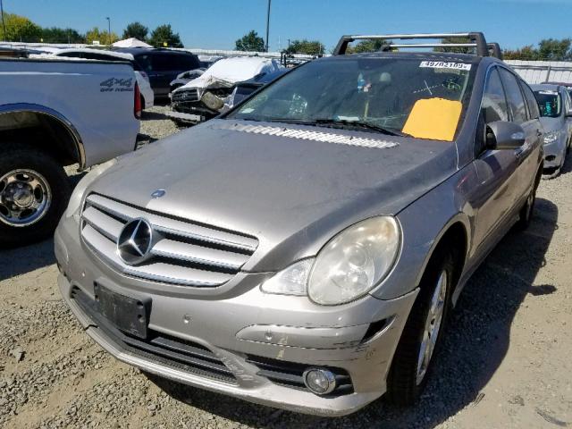 4JGCB65E98A075893 - 2008 MERCEDES-BENZ R 350 SILVER photo 2