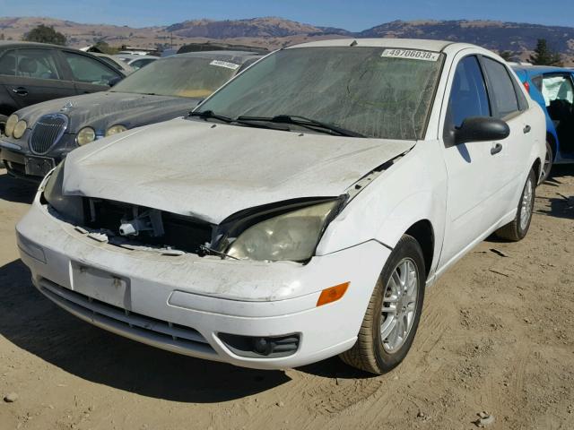 1FAFP34N17W125373 - 2007 FORD FOCUS ZX4 WHITE photo 2