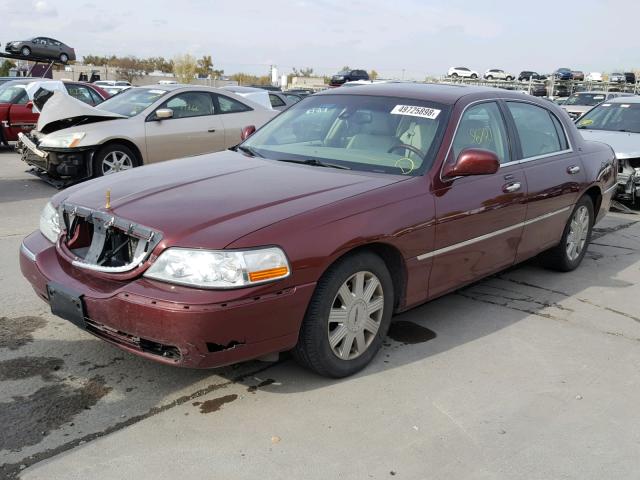 1LNHM83W33Y628156 - 2003 LINCOLN TOWN CAR C MAROON photo 2