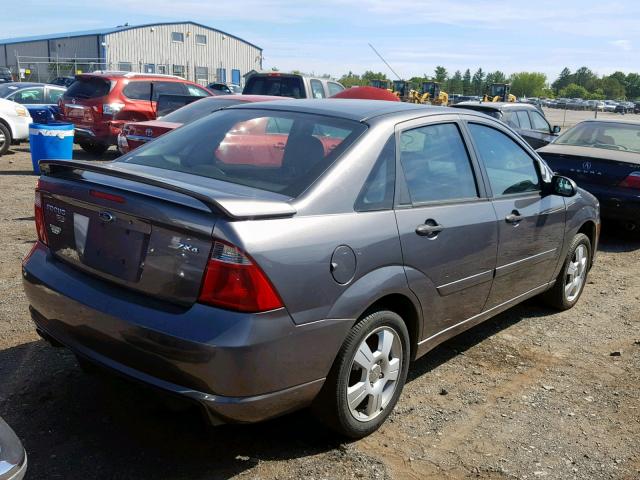 1FAHP34N36W179216 - 2006 FORD FOCUS ZX4 GRAY photo 4