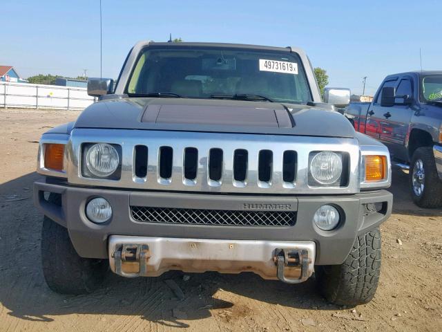 5GTEN13E488100189 - 2008 HUMMER H3 GRAY photo 9