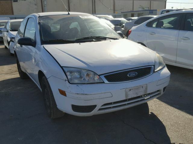 1FAFP31N07W239921 - 2007 FORD FOCUS ZX3 WHITE photo 1