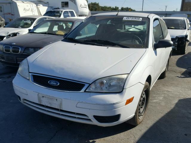 1FAFP31N07W239921 - 2007 FORD FOCUS ZX3 WHITE photo 2