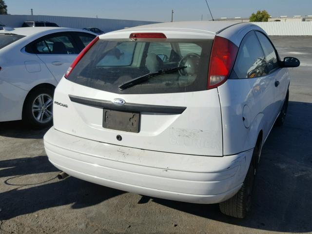 1FAFP31N07W239921 - 2007 FORD FOCUS ZX3 WHITE photo 4