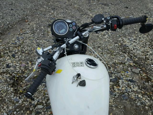 SMT900K19ET620804 - 2014 TRIUMPH MOTORCYCLE BONNEVILLE WHITE photo 5