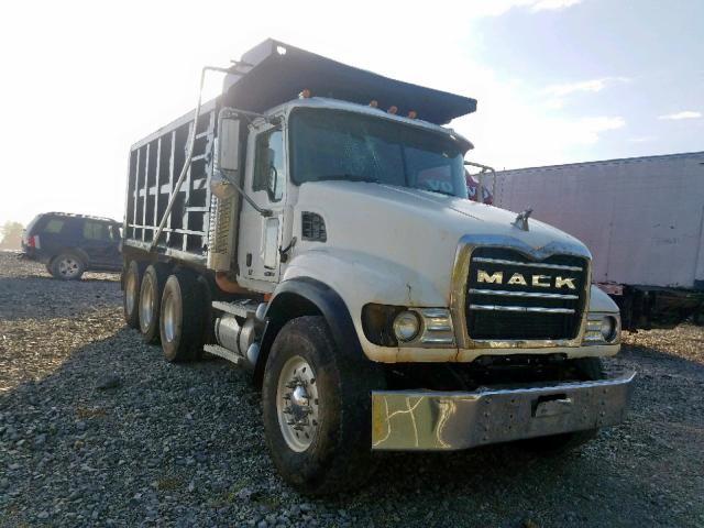 1M2AG11C85M016764 - 2005 MACK 700 CV700 WHITE photo 1