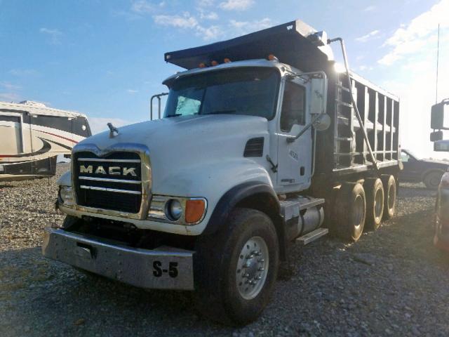 1M2AG11C85M016764 - 2005 MACK 700 CV700 WHITE photo 2