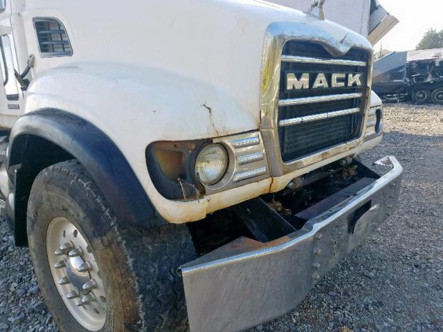 1M2AG11C85M016764 - 2005 MACK 700 CV700 WHITE photo 9