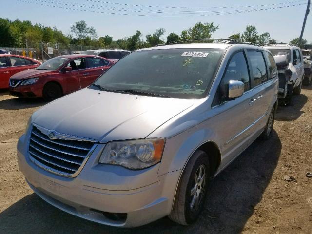 2A4RR8DX3AR441755 - 2010 CHRYSLER TOWN & COU SILVER photo 2