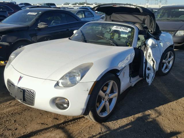 1G2MN35B09Y105073 - 2009 PONTIAC SOLSTICE WHITE photo 2