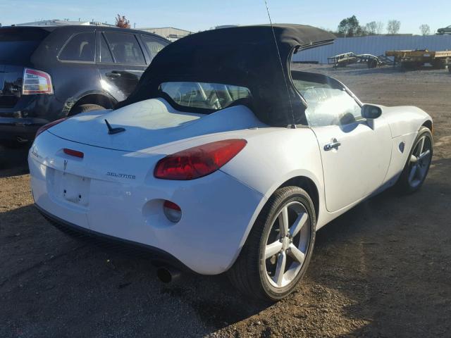 1G2MN35B09Y105073 - 2009 PONTIAC SOLSTICE WHITE photo 4