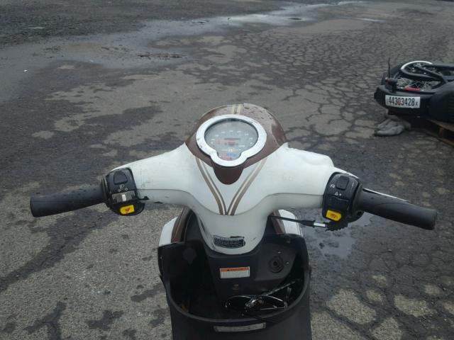 RFVPAP5A2C1010183 - 2012 GENUINE SCOOTER CO. BUDDY 50 WHITE photo 5