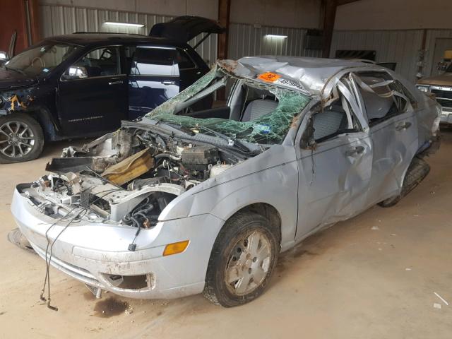 1FAFP34N57W351819 - 2007 FORD FOCUS ZX4 SILVER photo 2