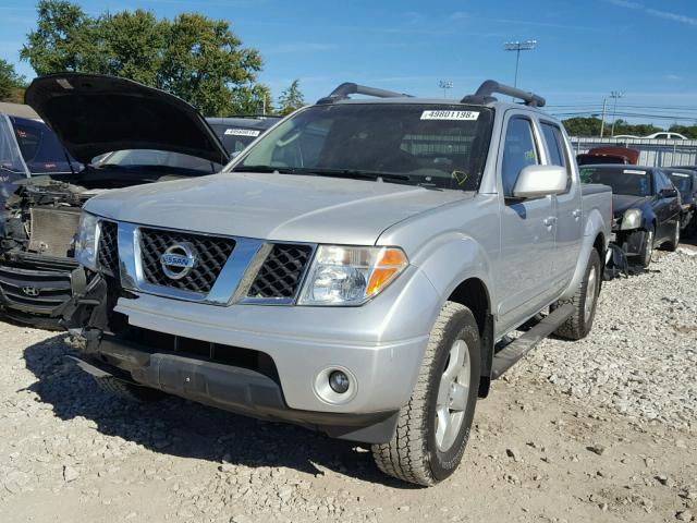 1N6AD07W57C456858 - 2007 NISSAN FRONTIER C SILVER photo 2