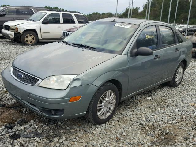 1FAFP34N55W242838 - 2005 FORD FOCUS ZX4 GREEN photo 2