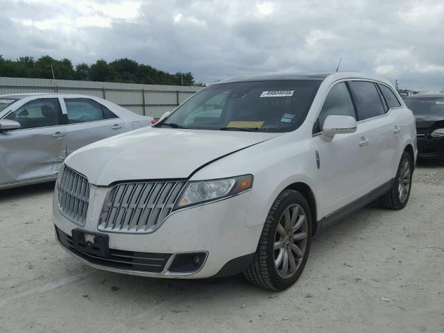 2LMHJ5FR4ABJ22685 - 2010 LINCOLN MKT WHITE photo 2