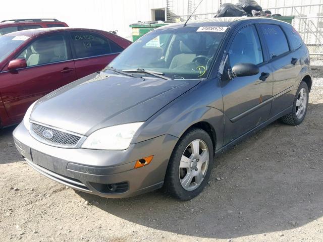 3FAFP37N05R111671 - 2005 FORD FOCUS ZX5 GRAY photo 2