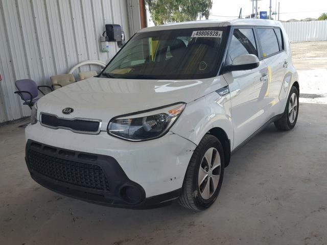 KNDJN2A24G7251963 - 2016 KIA SOUL WHITE photo 2