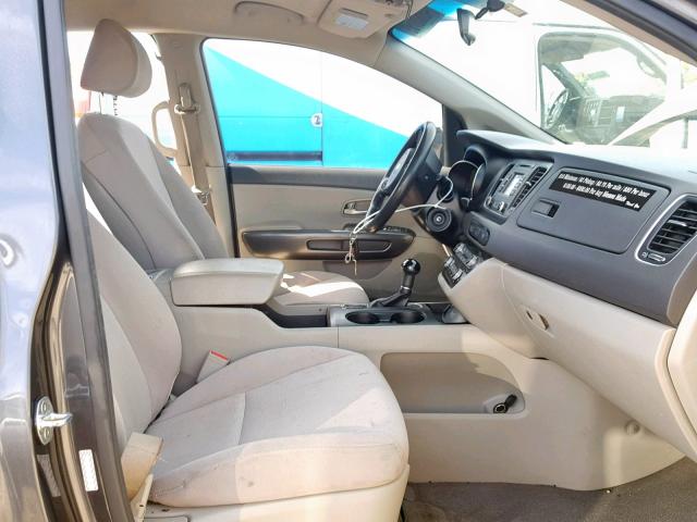 KNDMB5C14F6058499 - 2015 KIA SEDONA LX GRAY photo 5