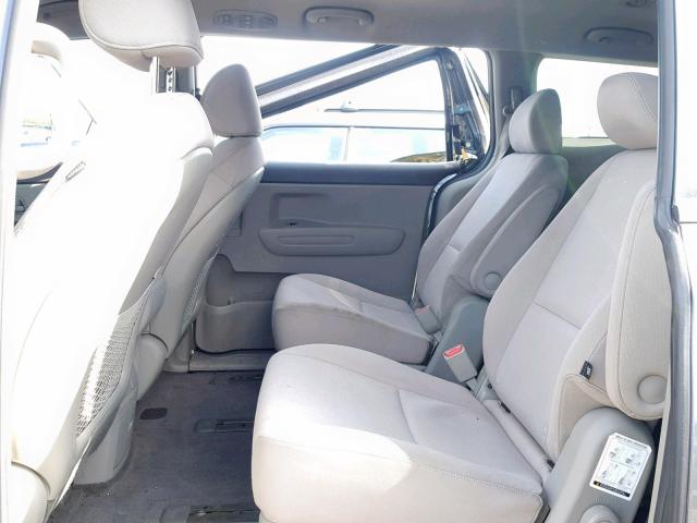 KNDMB5C14F6058499 - 2015 KIA SEDONA LX GRAY photo 6