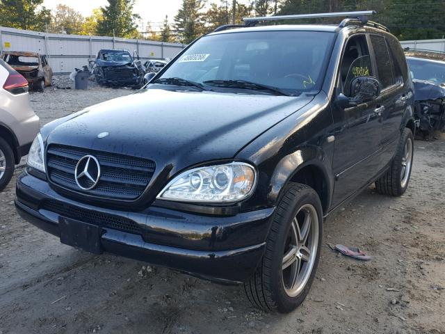 4JGAB54EXYA192594 - 2000 MERCEDES-BENZ ML 320 BLACK photo 2