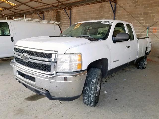 1GC2KVCG6BZ257803 - 2011 CHEVROLET SILVERADO WHITE photo 2