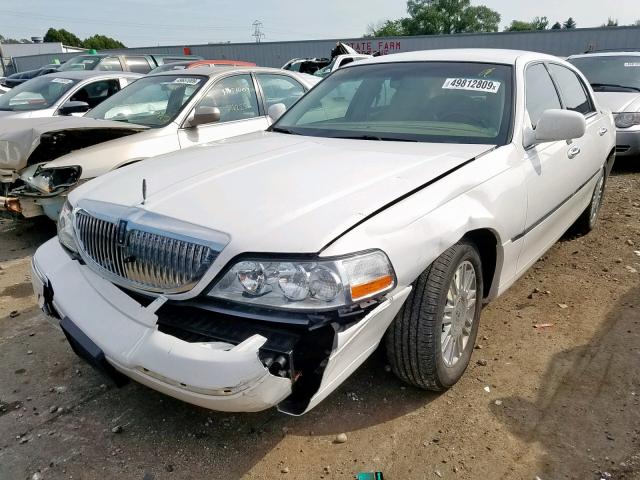 2LNHM82V99X636912 - 2009 LINCOLN TOWN CAR S WHITE photo 2