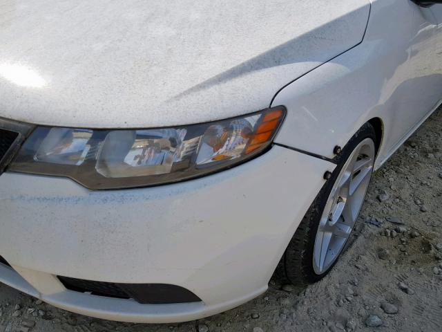 KNAFU4A25A5224548 - 2010 KIA FORTE EX WHITE photo 9