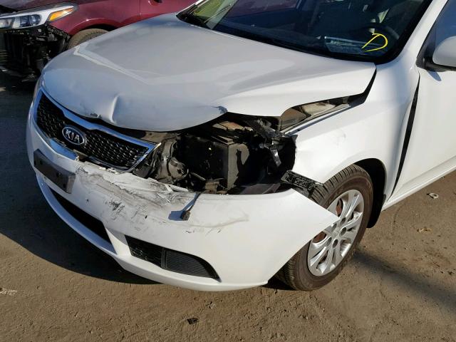 KNAFU4A20D5696399 - 2013 KIA FORTE EX WHITE photo 9