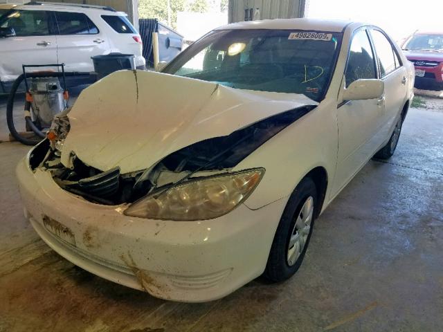 4T1BE32K15U636920 - 2005 TOYOTA CAMRY LE WHITE photo 2