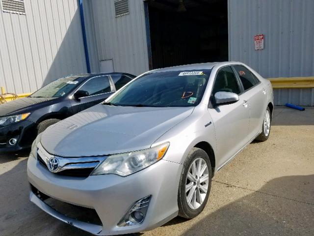 4T1BD1FK2DU074574 - 2013 TOYOTA CAMRY HYBR SILVER photo 2