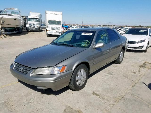 JT2BG22K1W0207173 - 1998 TOYOTA CAMRY CE GRAY photo 2