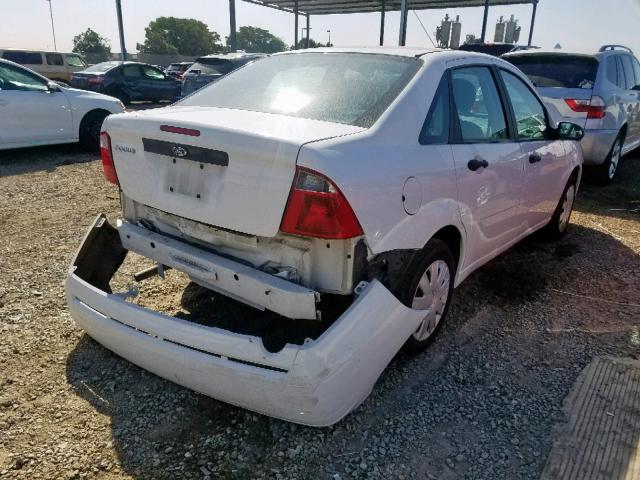 1FAFP34N67W217451 - 2007 FORD FOCUS ZX4 WHITE photo 4